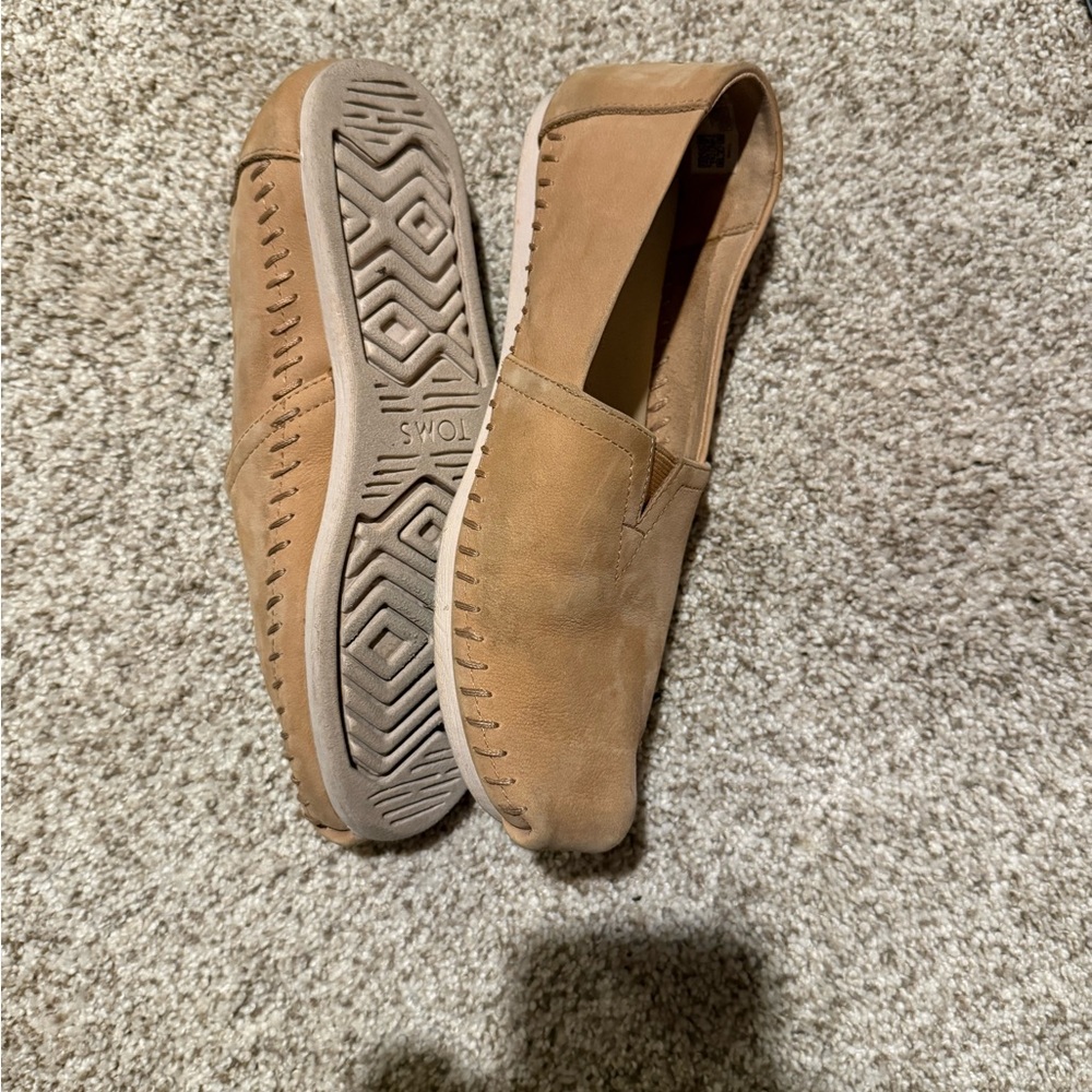 Toms Womenโs Tan Suede Slip-On Loafers